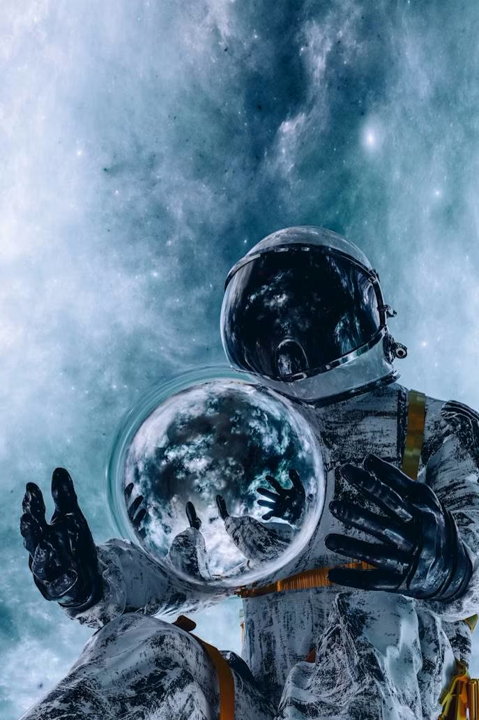 Una figura in tuta spaziale sospesa in una nebulosa azzurra tiene tra le mani aperte una grande sfera trasparente in cui si riflettono nuvole e stelle